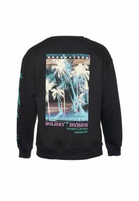 Felpa nera con una grande stampa grafica di palme nei toni di blu e marrone. Il testo recita "HOLIDAY DIVISION" con un motivo a pellicola cinematografica vintage.