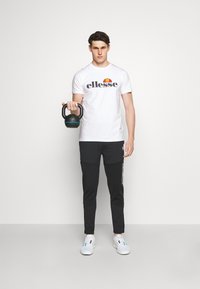 Ellesse CELLA  - Nyomott mintás póló - white