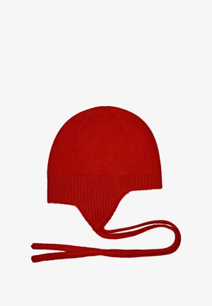 Rode gebreide wintermuts met oorflappen en lange banden die aan elke kant hangen.
