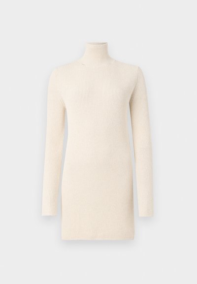 Kreminė turtleneck suknelė, pagaminta iš banguotos trikotažo. Turinti ilgomis rankovėmis ir prigludusia forma, suteikia glotnų, tekstūruotą išvaizdą.