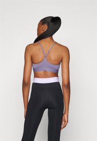 Nike Performance INDY BRA - Neliela atbalsta sporta krūšturis - daybreak