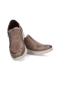 Zapatos, tipo slip-on, de ante marrón con acentos metálicos, acabado texturizado, cierre lateral con cremallera y una suela ligera y acolchada.