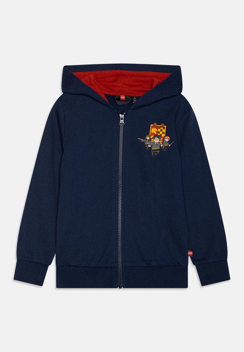 Naktiniai mėlyni zip-up džemperiai pagaminti iš minkštos medžiagos, su raudona vidine pamušalu ir LEGO personažų grafika kairėje krūtinės pusėje.