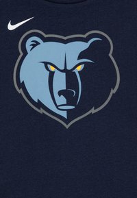 Nike Performance NBA MEMPHIS GRIZZLIES ESSENTIAL LOGO TEE UNISEX - Nyomott mintás póló - college navy