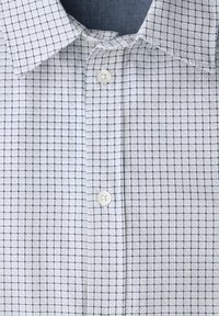 Wit overhemd met knopen en een klein blauw ruitpatroon, voorzien van een klassieke kraag en witte knopen, met een gladde textuur.