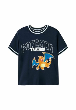 Marineblå kortærmet skjorte med hvide striber på krave og ærmer, teksten "POKÉMON TRAINER" og en orange Charizard-grafik.