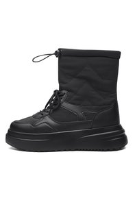 Juoda kulkšnies boot su siūtu audiniu, suapvalintu pirštu ir storu guminiu padu. Apima raištelių uždarymą ir reguliuojamą apykaklę.