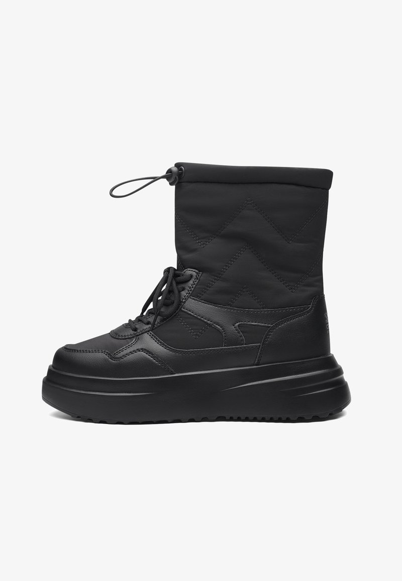 Botín negro de tobillo con parte superior de tejido acolchado, Punta redonda y suela de goma gruesa. Incluye cierre con cordones y puño ajustable.