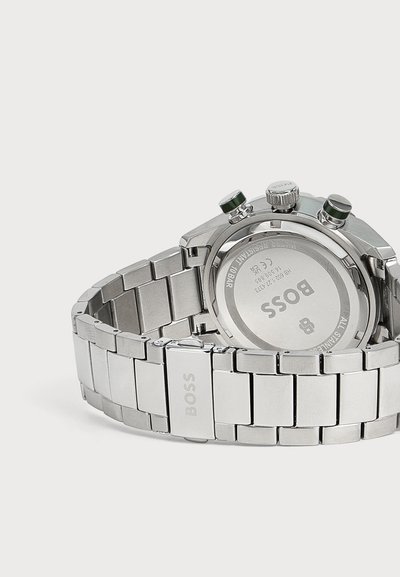 Montre-bracelet Boss en acier inoxydable avec bracelet à maillons en métal, fermoir et trois boutons-poussoirs sur le côté, vue de dos.