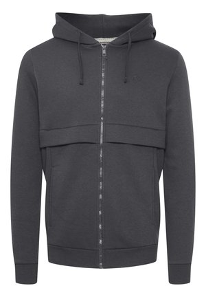Sweat-shirt zippé gris avec capuche, fabriqué en tissu doux. Présente deux poches avant, des poignets côtelés et un panneau texturé sur la poitrine.