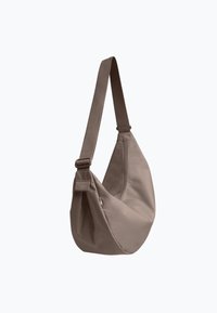 Borsa a tracolla in tessuto taupe con una texture liscia, caratterizzata da una fascia larga e un design minimalista senza parti in metallo o decorazioni.