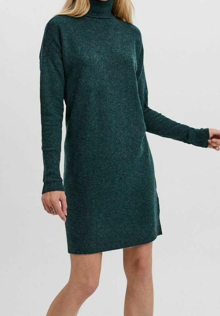 Robe en tricot col roulé vert foncé avec manches longues, coupe décontractée et petites fentes latérales à l'ourlet ; tissu doux et texturé.