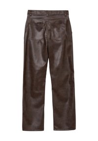 Braune Lederhose mit glatter Textur, ausgestattet mit zwei Gesäßtaschen und einem geraden Schnitt. Keine sichtbaren Marken oder Verzierungen.
