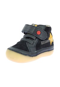 Zapatilla alta de ante negra con acento de estrella amarilla, correa de cuero gris y suela de goma. Presenta dobles cordones y un cuello acolchado.