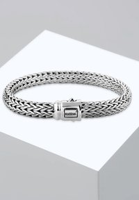 Bracciale intrecciato in argento con un design testurizzato, dotato di un clasp cilindrico contrassegnato con "Kuzzoi" e accenti geometrici.