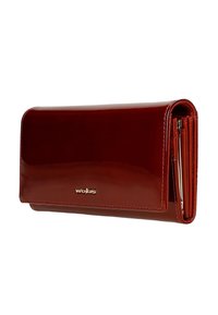 Portafoglio in pelle verniciata rossa con un design elegante, dotato di chiusura a scatto, più scomparti per carte e un accento con logo in tono oro.