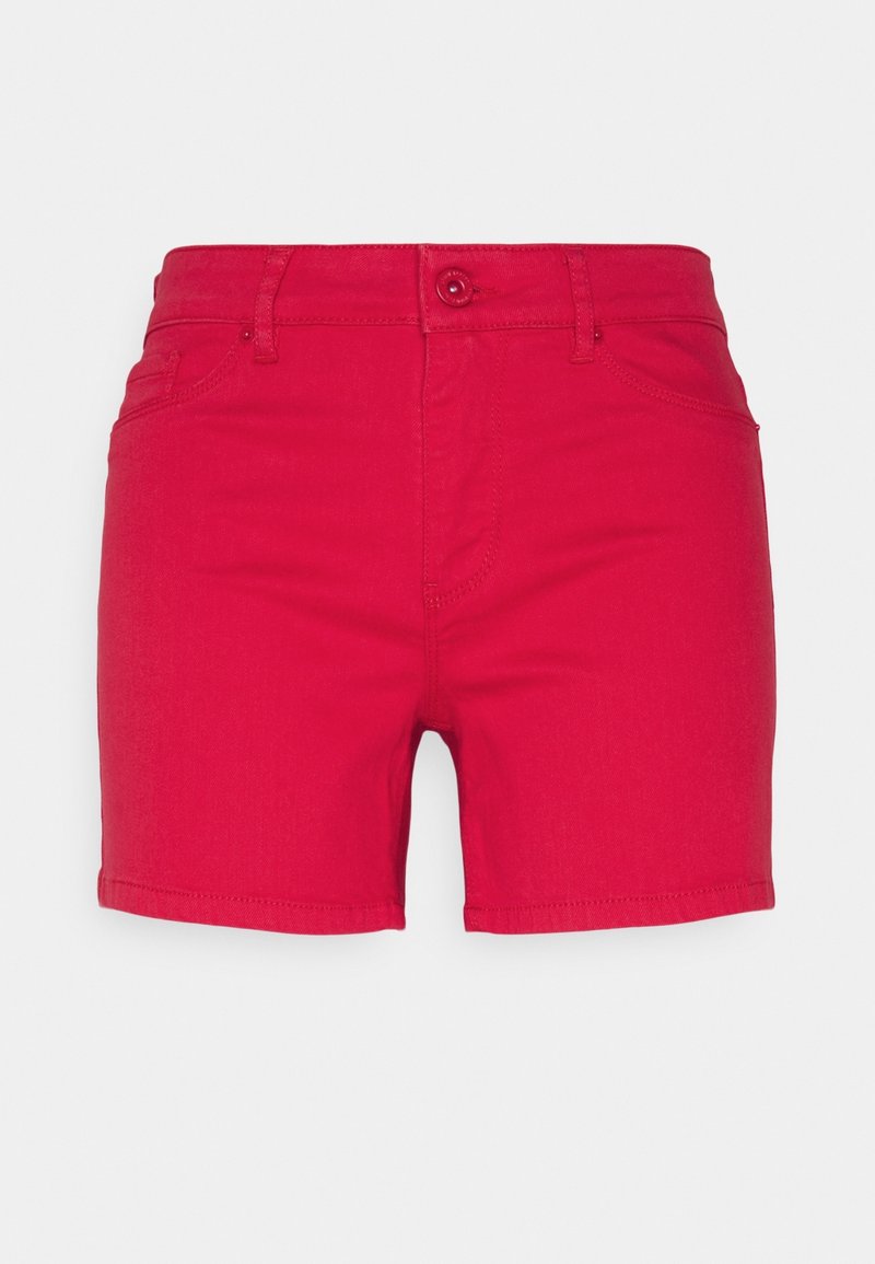 Shorts en denim rouge vif avec bouton frontal, passants pour ceinture et poches latérales, présentés sur un fond uni.