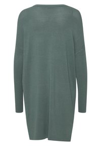 Pull long, ample et vert grisâtre en maille, épaules tombantes et manches longues, vu de dos sur fond blanc.