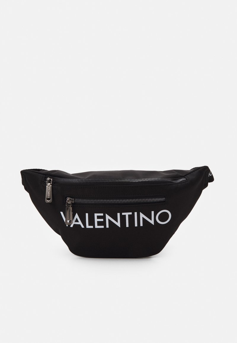 Mustapolyesteri vyölaukku, jossa on edessä vetoketjullinen tasku ja rohkea valkoinen "Valentino" -logo. Suunniteltu kolmiomaiseen muotoon ja sileään tekstuuriin.