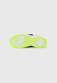 Scarpa sportiva nera con una suola bianca testurizzata, dotata di una suola esterna di un vivace verde neon e design circolari.