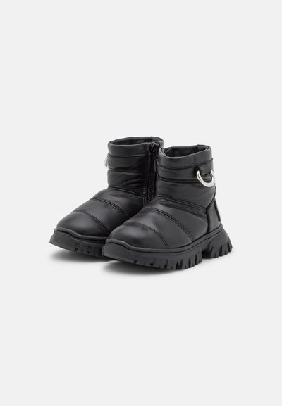 Botas de tornozelo pretas com um design acolchoado, fecho com zipper, detalhes em metal prateado e solas de borracha robustas com aderência texturizada.