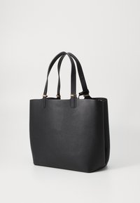 Czarna torba na ramię o gładkiej powierzchni, prostokątnym kształcie, podwójnych paskach na ramię i złotych ozdobach. Teksturowany materiał syntetyczny.