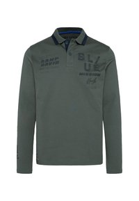 Polo a maniche lunghe in verde smorzato, realizzato in cotone. Presenta grafiche testuali nere sul davanti, con un colletto e dettagli di orlo in contrasto.