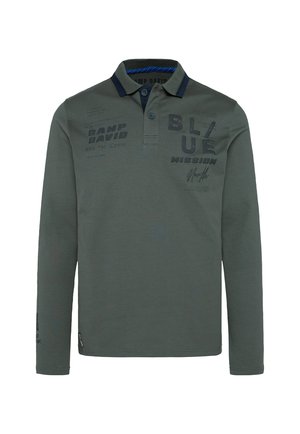 Langdurige polo met lange mouwen in gedempt groen, gemaakt van katoen. Beschikt over zwarte tekstgraphics op de voorkant, met contrasterende kraag en zoomaccenten.