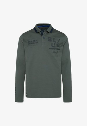 Polo a maniche lunghe in verde smorzato, realizzato in cotone. Presenta grafiche testuali nere sul davanti, con un colletto e dettagli di orlo in contrasto.
