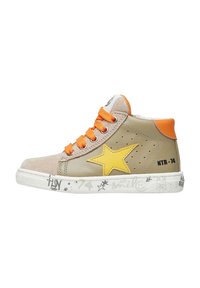 Sneaker alte in beige e arancione con un design di stelle gialle, suede e pelle effetto testo, lacci arancioni e accenti in stile graffiti sulla suola.