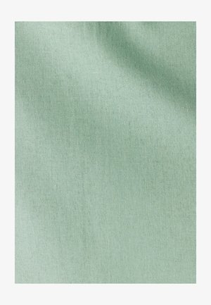 Světlé zelené látka s hladkou texturou, zobrazující jemný vzor tkaní. Materiál působí měkce a lehce, bez viditelných vzorů nebo akcentů.