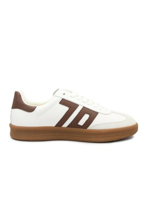 Scarpa da ginnastica bianca basse con motivo marrone "70" sul lato e suola in gomma color carruba, chiusura con lacci e linguetta posteriore marrone.