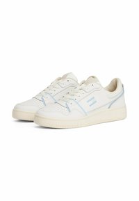 Witte leren sneakers met lichtblauwe accenten, geperforeerde neus, platte veters en een rubberen zool met een gestructureerde grip.