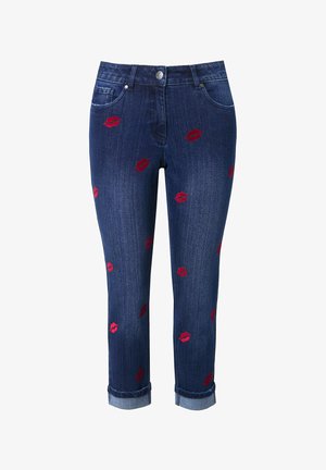 Jeans in denim blu scuro con motivo a stampa di labbra rosse, vita media, cinque tasche e orli arrotolati alle caviglie.