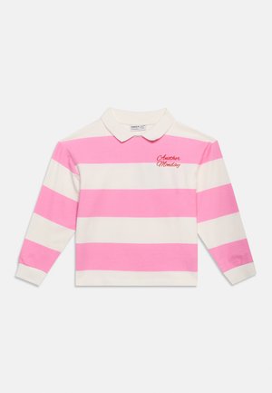 Maillot de rugby à manches longues avec larges rayures horizontales roses et blanches et texte "Another Monday" sur la poitrine.