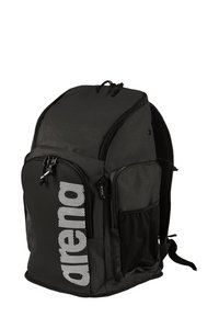 Sac à dos noir avec une façade en maille texturée. Doté de zips et d'un logo "arena" bien visible. Design ergonomique avec des bretelles ajustables.