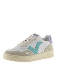 Sneaker mit einem Obermaterial aus weißem Leder, hellgrauen Wildleder-Akzenten, turquoise Wildleder-Logo und lilafarbener Fersenlasche. Strukturiertgummisohle.