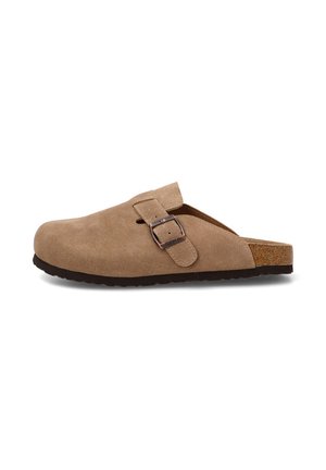 Zueco beige de ante sin cordones con correa ajustable de hebilla y suela negra, diseñado para un uso casual en interiores y exteriores.