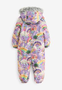 Lila gepolsterter Schneeanzug mit einer Vielzahl von bunten Cartoon-Tieren, Regenbögen und Blumen sowie einem Kunstfellbesatz an der Kapuze und elastischen Bündchen.