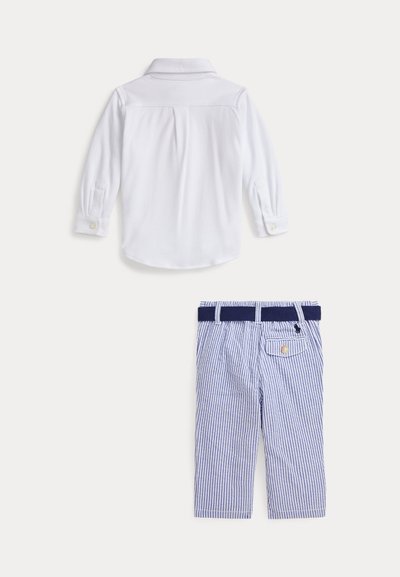 Άσπρο μακρυμάνικο πουκάμισο με γιακά και μανσέτες με κουμπιά· μπλε και λευκή ριγέ παντελόνι με ναυτικό μπλε ζωνάρι και πίσω τσέπη.