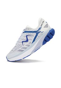 Chaussures de sport légères avec une tige en maille blanche et des accents bleus, une semelle rembourrée et une semelle extérieure en caoutchouc texturé pour une bonne adhérence.