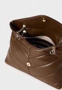 Geantă de mână din piele maro cu un design matlasat, accesorii din aur și detalii din lanț. Interiorul prezintă o căptușeală bej cu un buzunar cu fermoar.