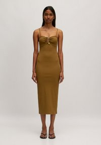 Olivegrünes Midikleid mit dünnen Trägern, das eine geraffte Vorderseite und dekorative Hardware aufweist. Glatter, dehnbarer Stoff mit einer figurbetonten Silhouette.