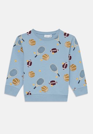 Felpa azzurra chiara con stampa a tema sportivo, caratterizzata da palloni da basket, racchette da tennis e palloni da calcio in vari colori. Materiale in cotone, colletto a girocollo.