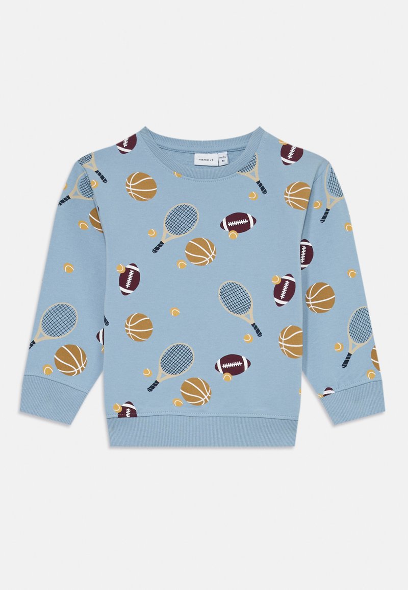 Sweatshirt azul claro com estampa temática desportiva, apresentando bolas de basquete, raquetes de ténis e bolas de futebol em várias cores. Material de algodão, gola arredondada.