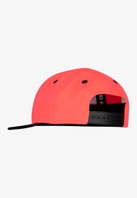 Gaiši rozā cepure, izgatavota no izturīgas auduma, ar plakanu brimu, regulējamu melnu snapback slēgšanu un kontrastējošiem melniem ventilācijas atverēm.