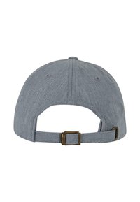 Grijze denim baseballpet met een gebogen rand, een verstelbare metalen gesp, en een ronde top met een enkele knoopaccent.