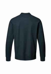 Camisa de manga larga en azul oscuro, hecha de tela suave, con una textura acanalada simple y diseño de cuello redondo. Presenta puños ajustados.