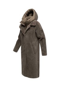 Long manteau marron en tissu doux et pelucheux avec une capuche, doté d'une fermeture éclair à l'avant, de deux poches latérales et d'une coupe décontractée.