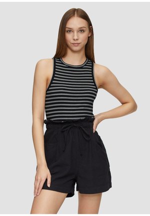 Zwart-wit gestreepte mouwloze top met een ronde halslijn, gecombineerd met high-waisted zwarte shorts met zijzakken en een gestrikt taille.